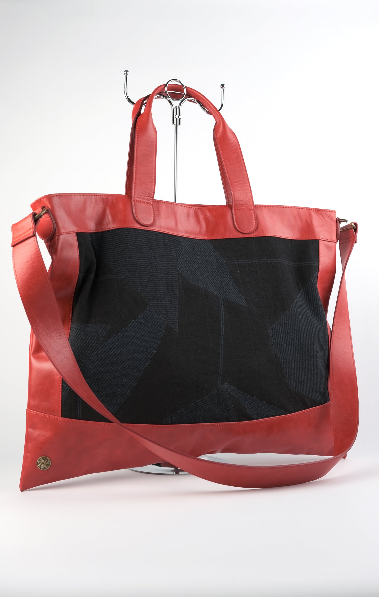 Nüt Nagada - Red on Black