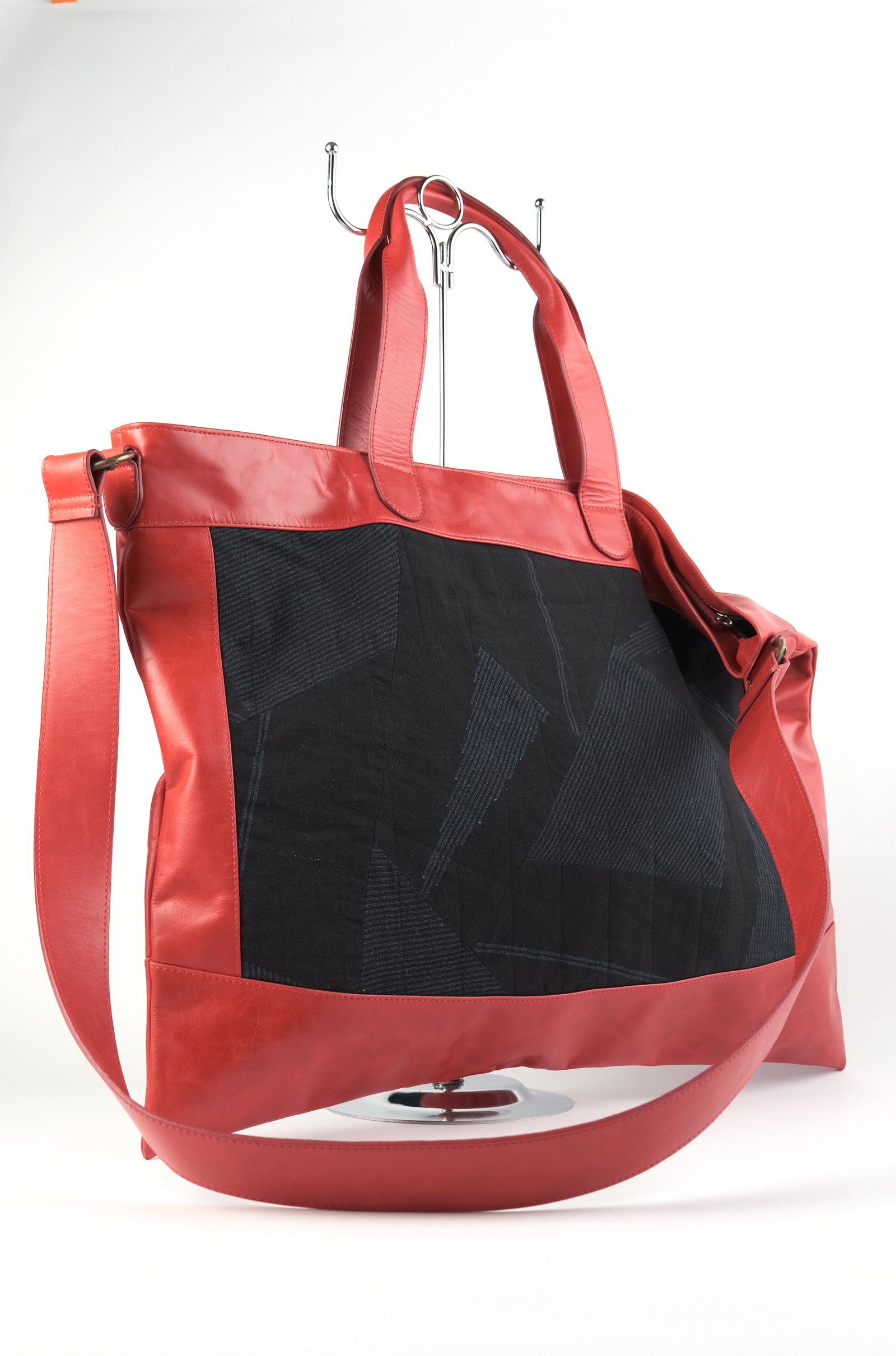 Nüt Nagada - Red on Black