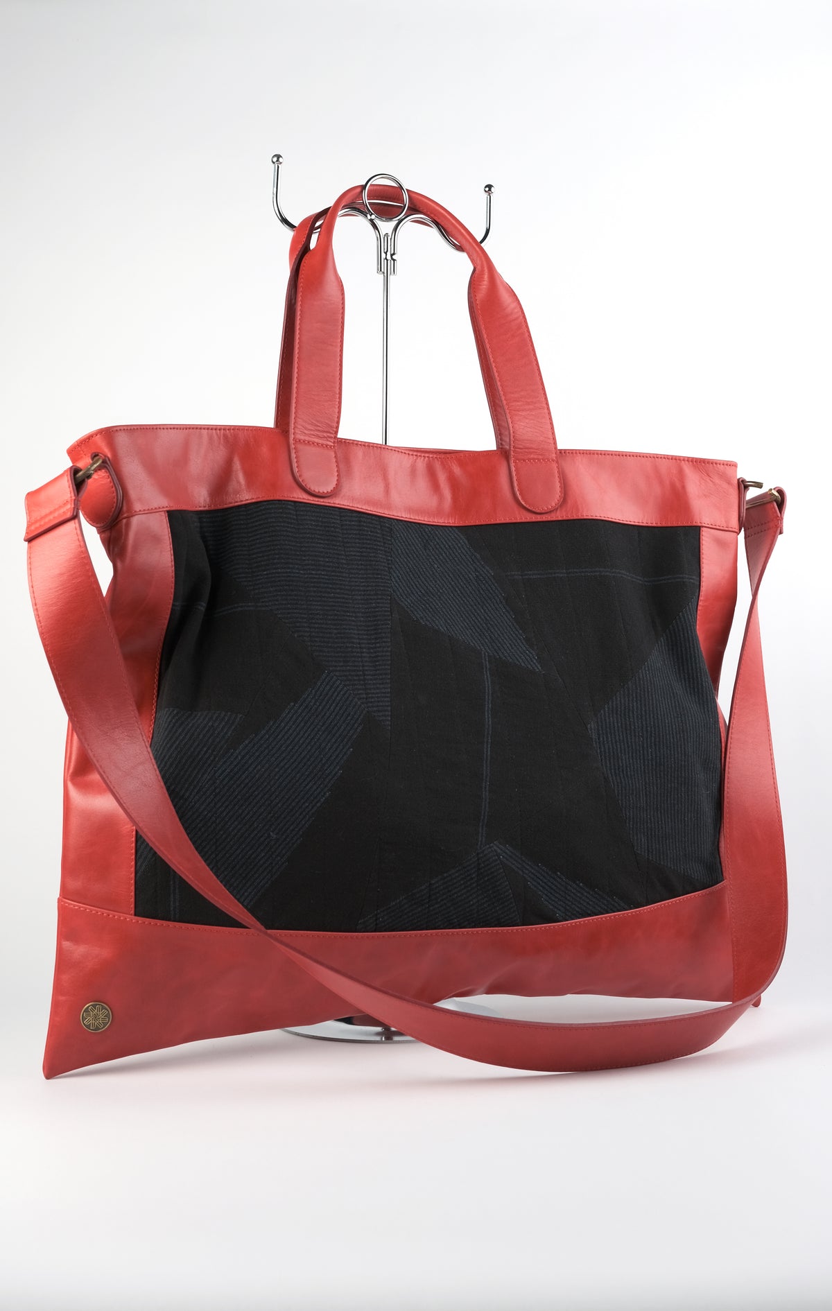 Nüt Nagada - Red on Black